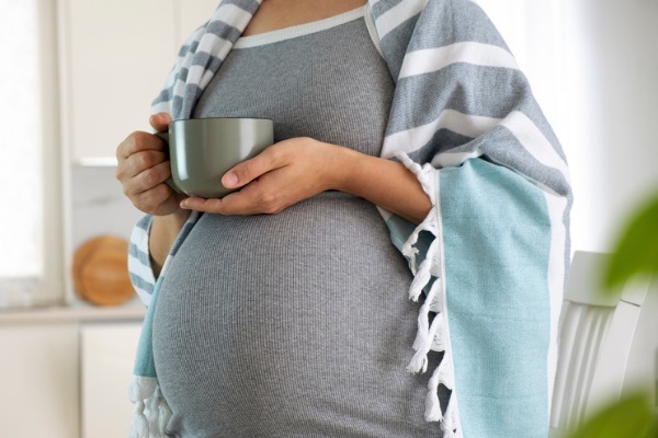 ilustrasi ibu hamil sedang minum kopi